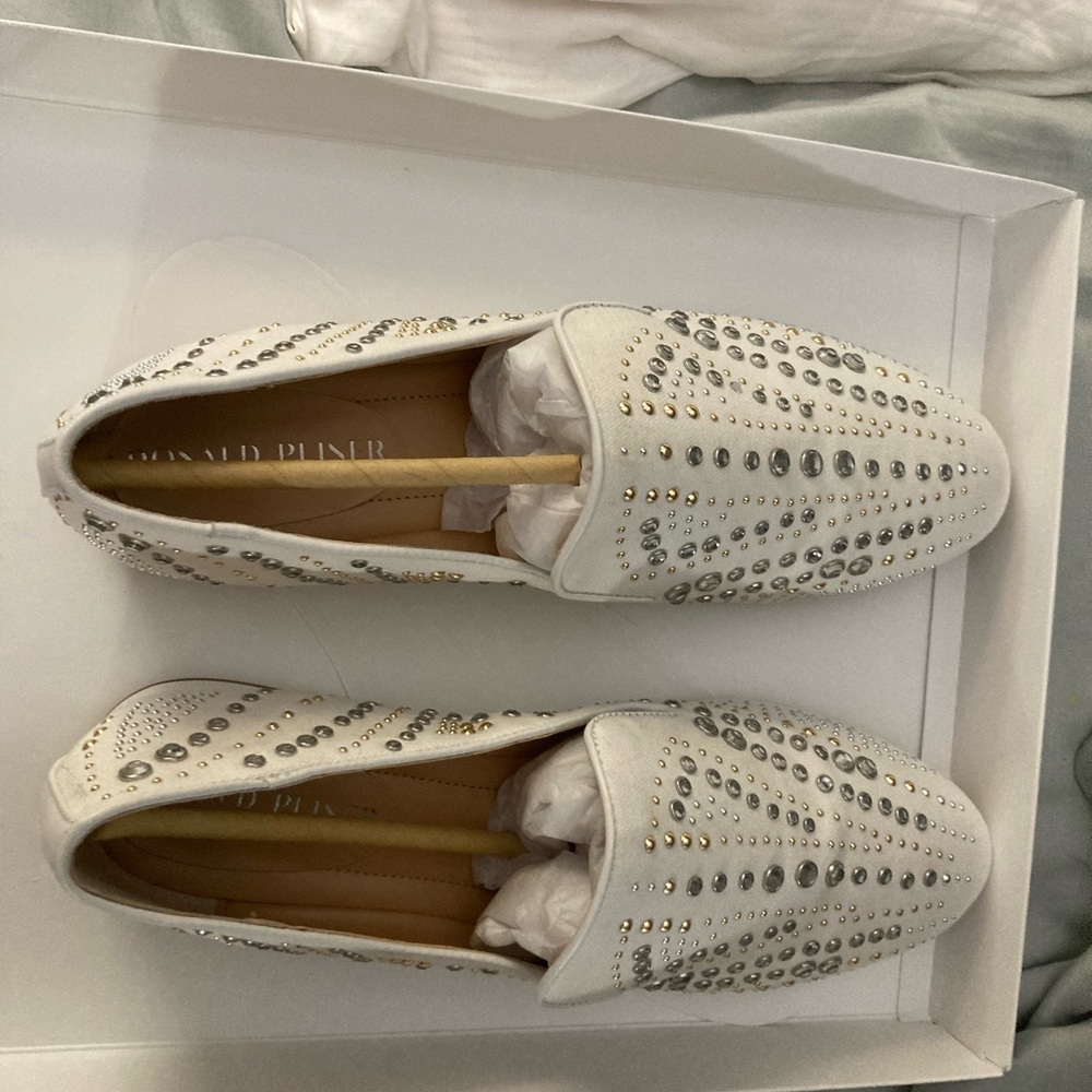 Donald Pliner size 9M Flats